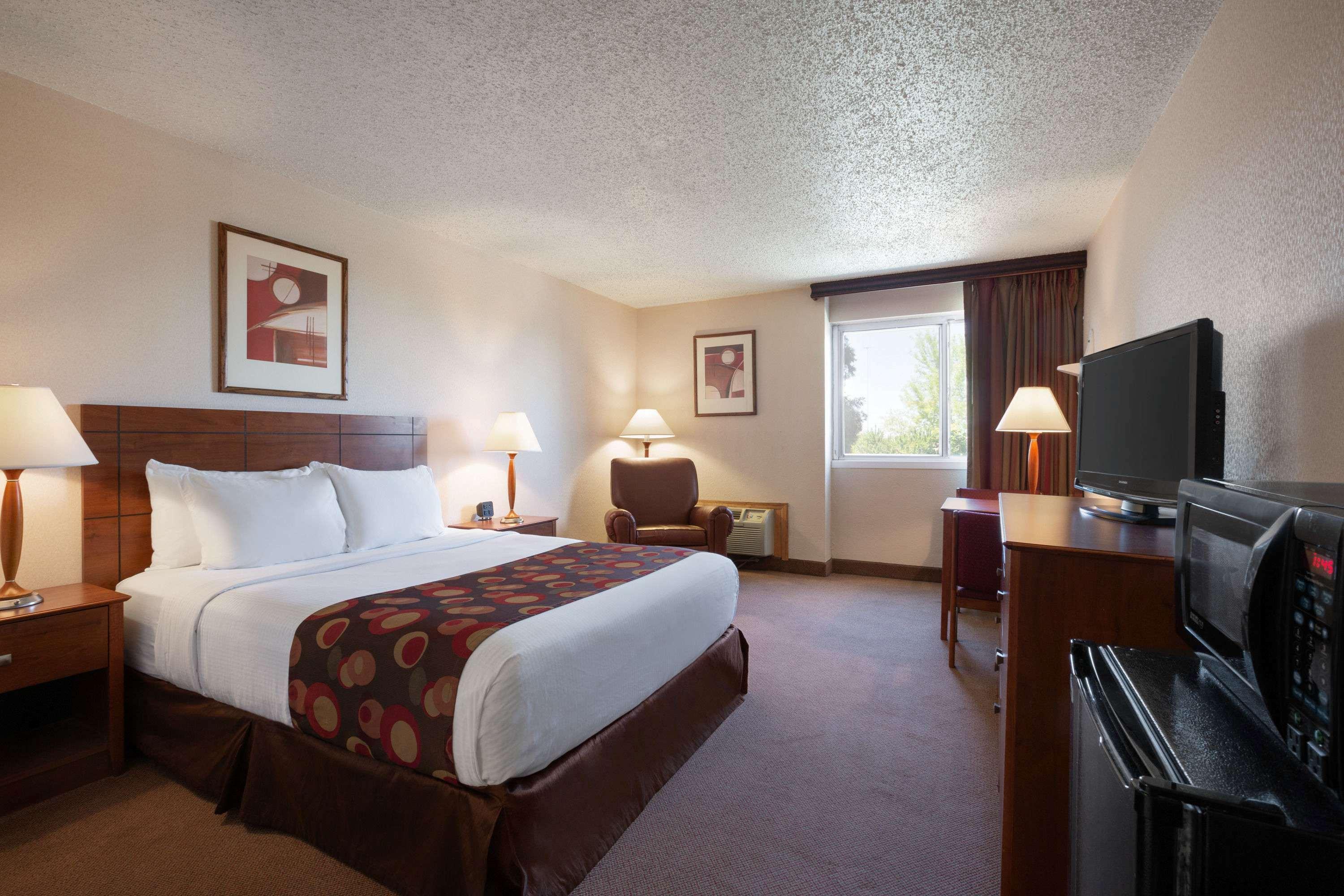 Ramada By Wyndham Bismarck Exterior foto