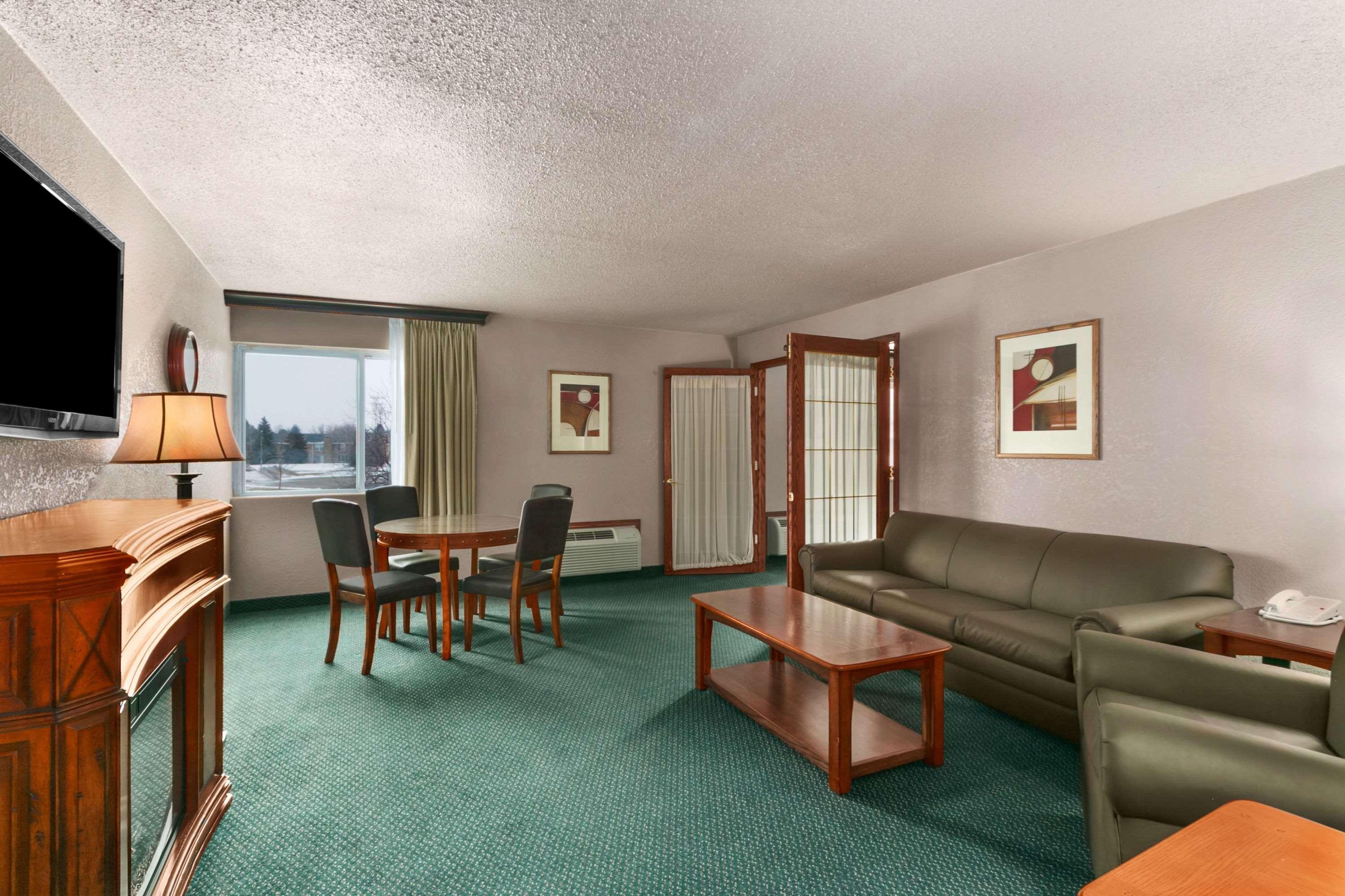 Ramada By Wyndham Bismarck Exterior foto