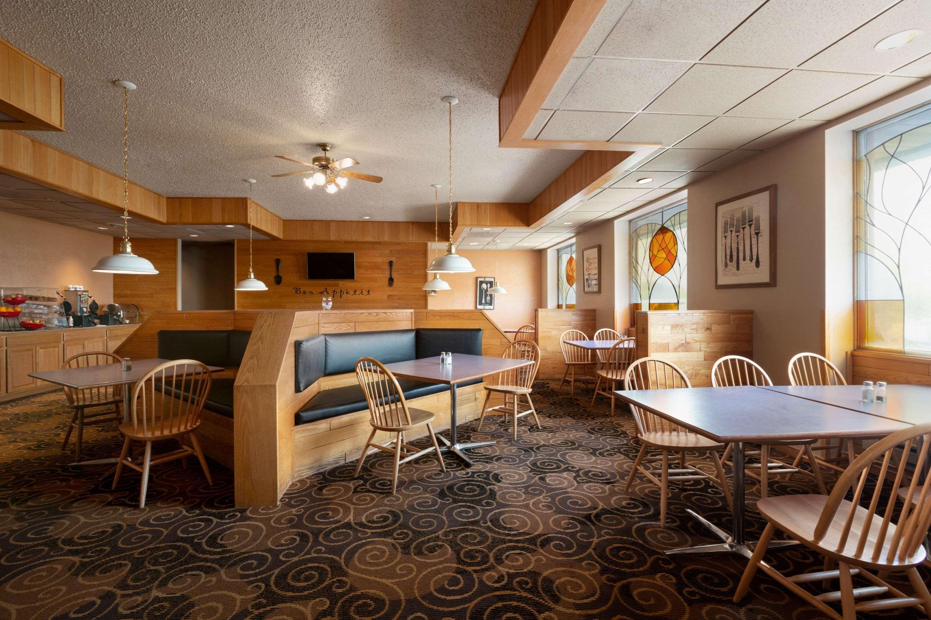 Ramada By Wyndham Bismarck Exterior foto